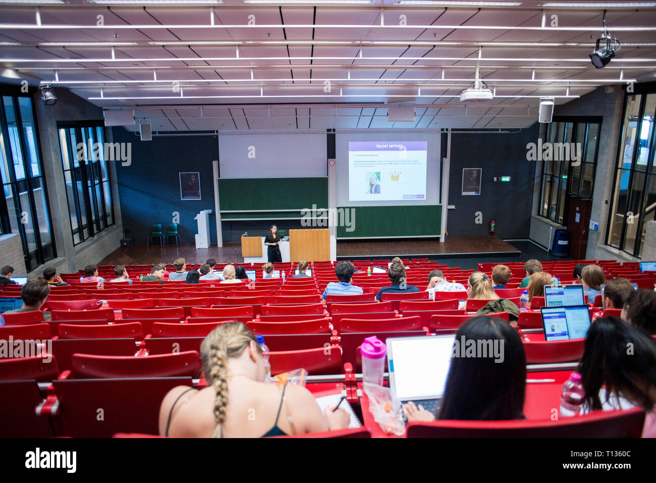 Una grande lezione inclinata theatre classroom in una università olandese. Foto Stock