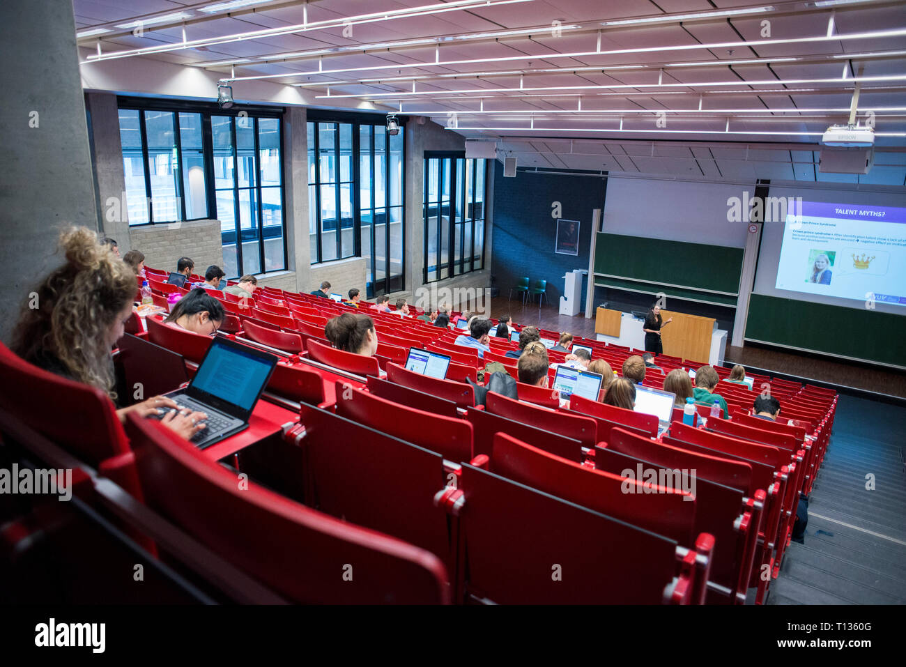 Una grande lezione inclinata theatre classroom in una università olandese. Foto Stock