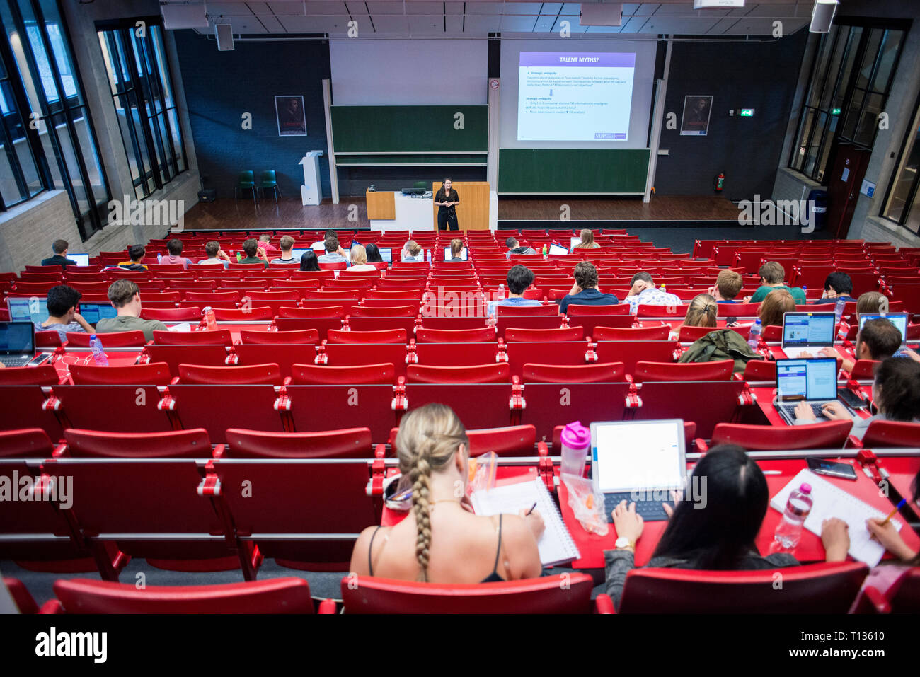 Una grande lezione inclinata theatre classroom in una università olandese. Foto Stock