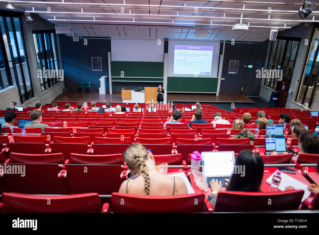 Una grande lezione inclinata theatre classroom in una università olandese. Foto Stock