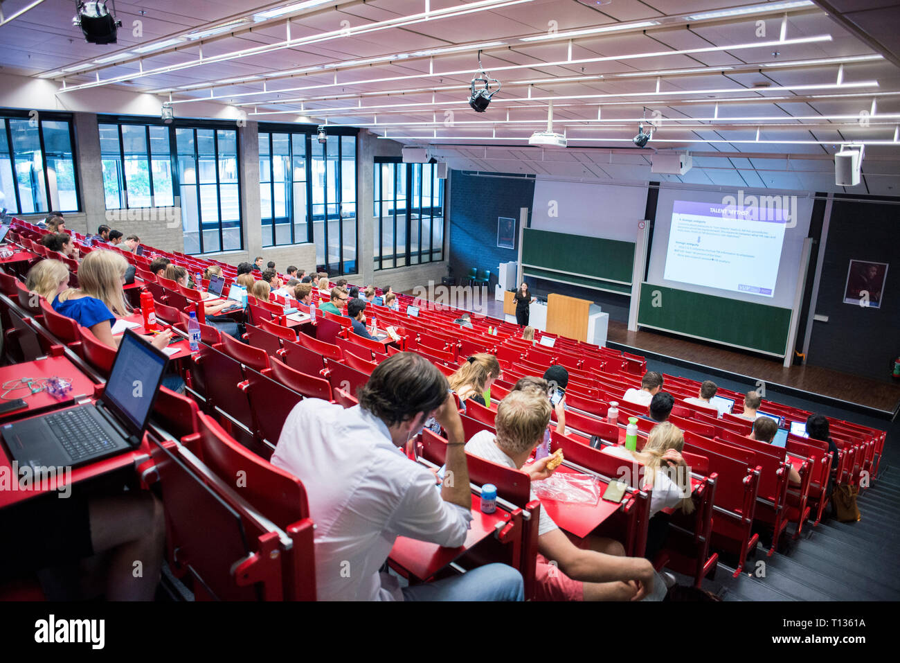 Una grande lezione inclinata theatre classroom in una università olandese. Foto Stock