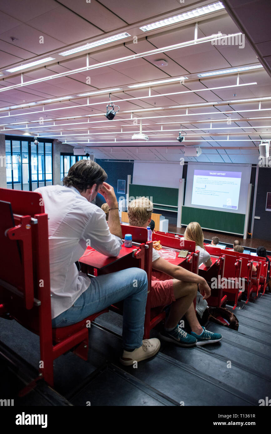 Una grande lezione inclinata theatre classroom in una università olandese. Foto Stock