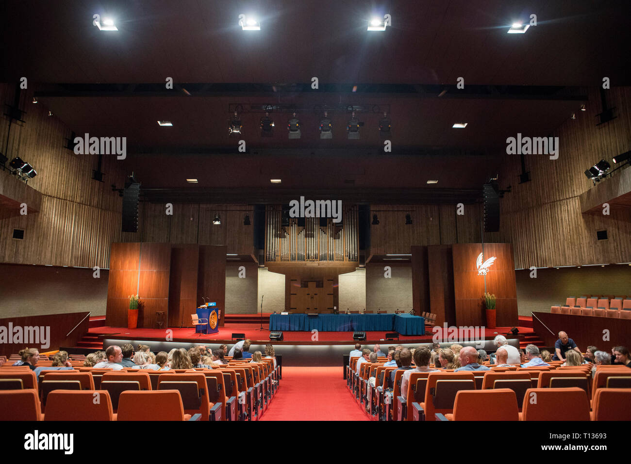 Una grande lezione inclinata theatre classroom in una università olandese. Foto Stock