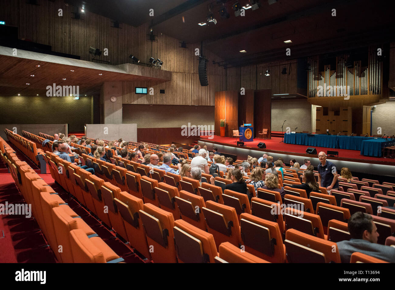 Una grande lezione inclinata theatre classroom in una università olandese. Foto Stock