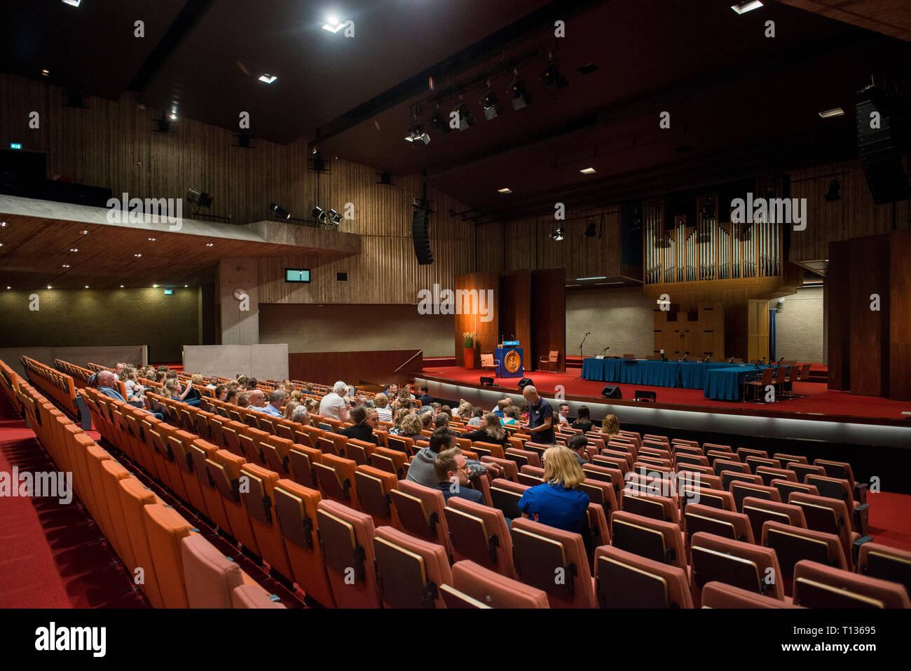 Una grande lezione inclinata theatre classroom in una università olandese. Foto Stock