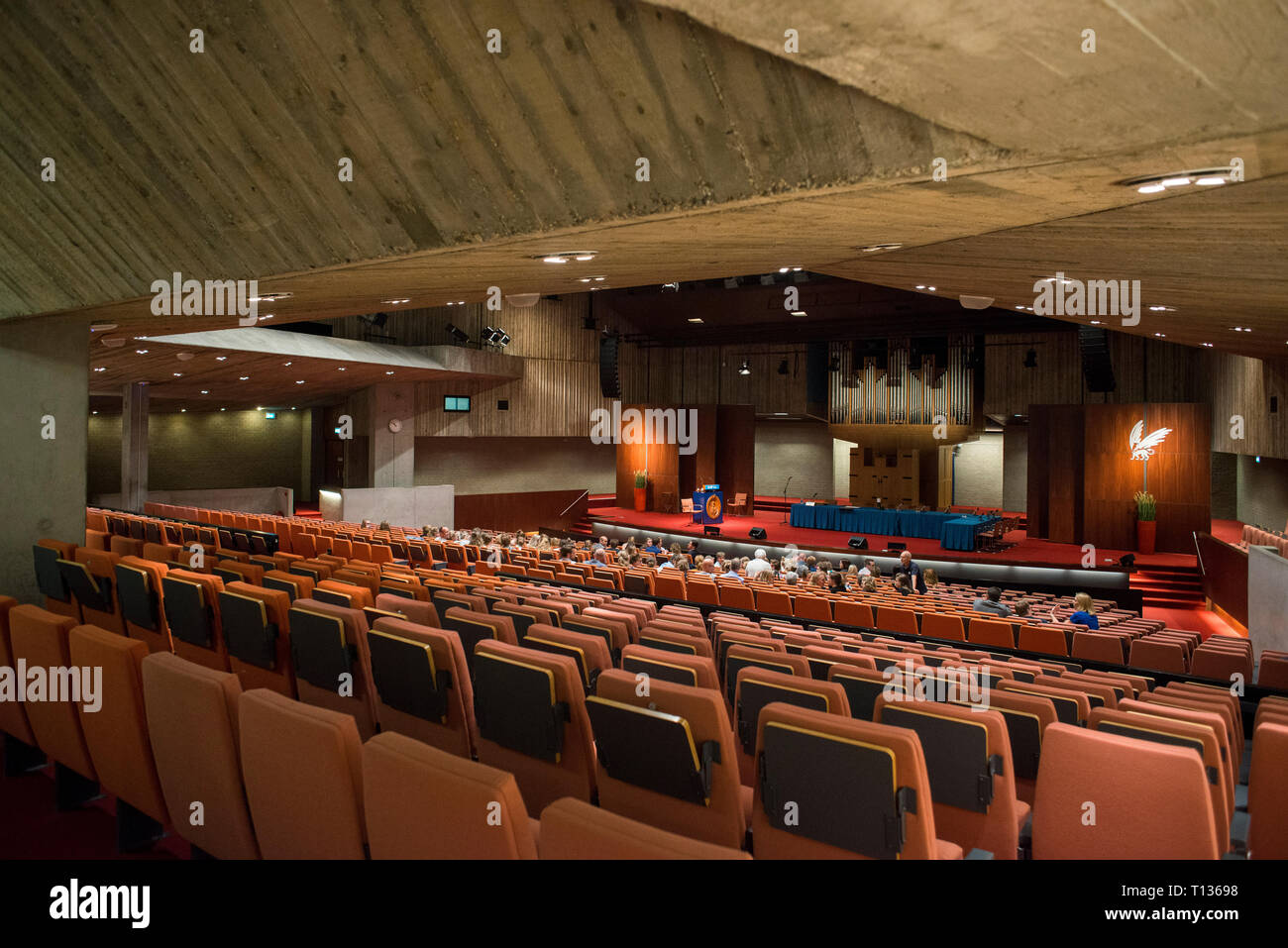 Una grande lezione inclinata theatre classroom in una università olandese. Foto Stock