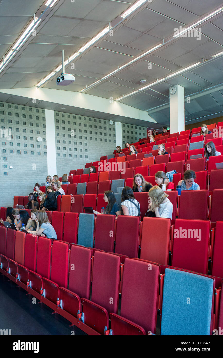 Una grande lezione inclinata theatre classroom in una università olandese. Foto Stock