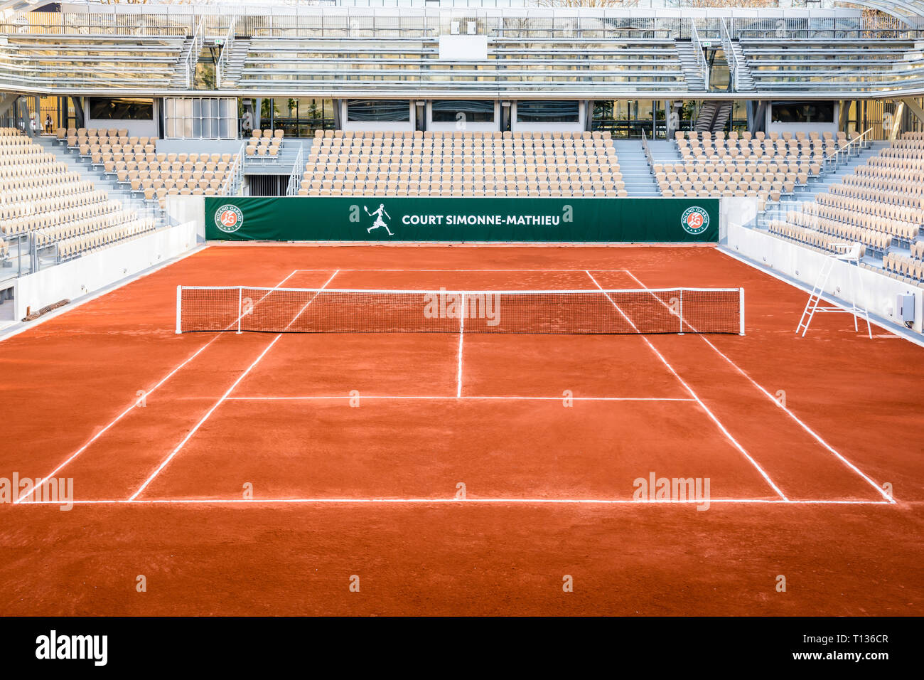 Vista generale del Simonne Mathieu campo da tennis in terra battuta, il più recente dei allo stadio Roland Garros di Parigi, dove l'aperto francese avviene. Foto Stock
