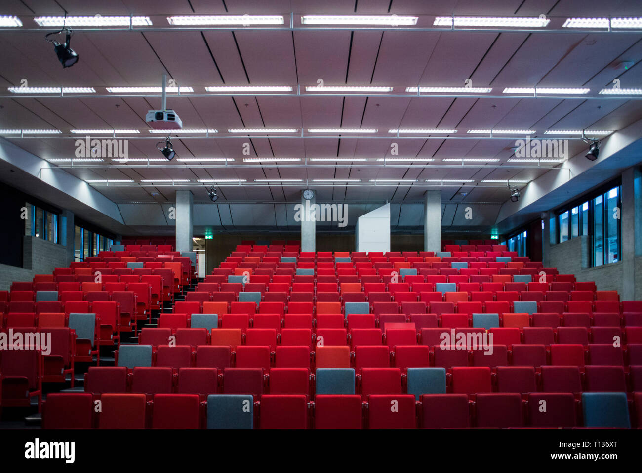 Una grande lezione inclinata theatre classroom in una università olandese. Foto Stock