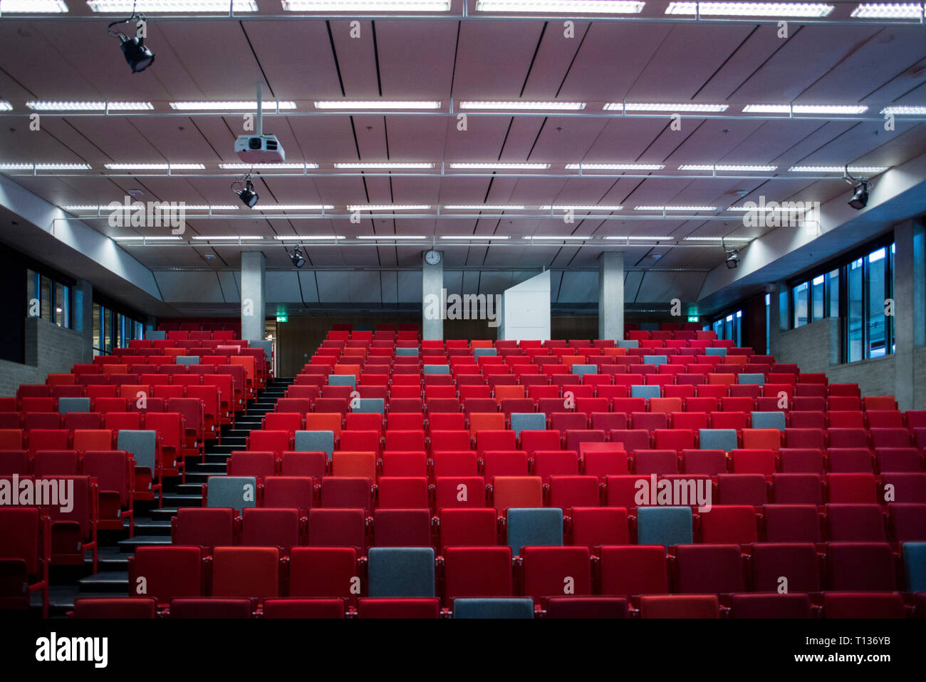 Una grande lezione inclinata theatre classroom in una università olandese. Foto Stock