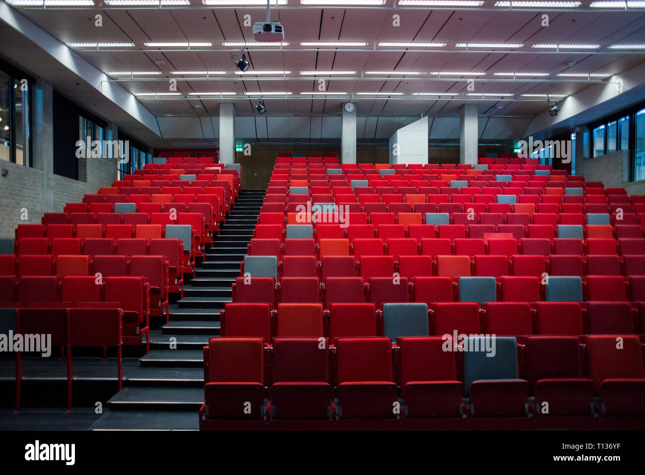 Una grande lezione inclinata theatre classroom in una università olandese. Foto Stock