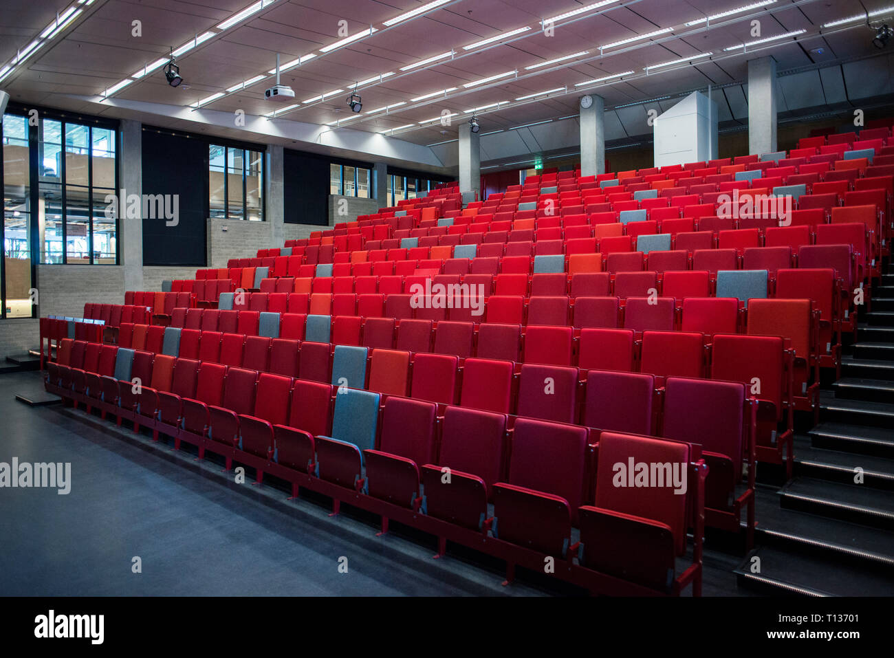 Una grande lezione inclinata theatre classroom in una università olandese. Foto Stock