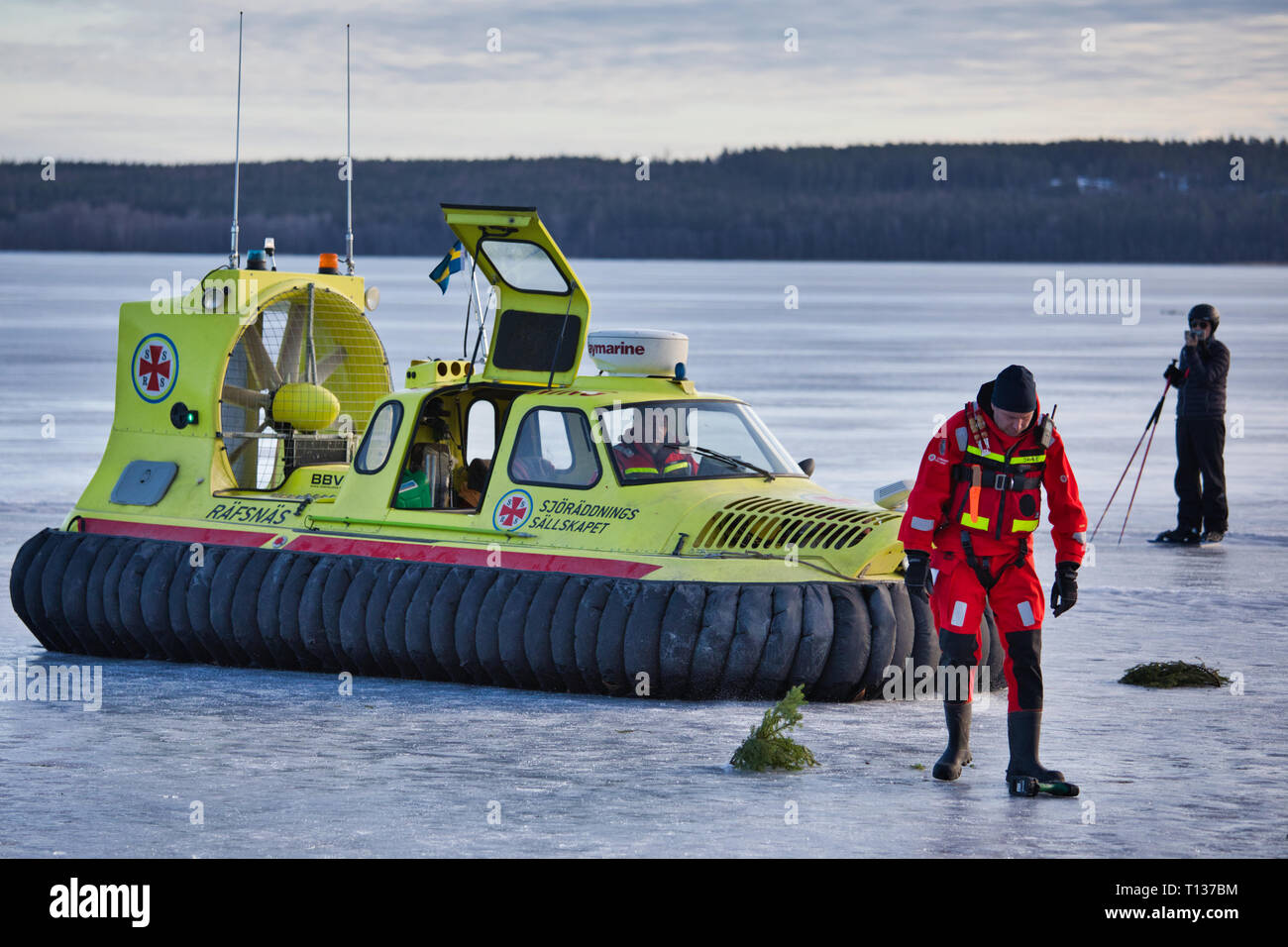 Oggetto hovercraft e equipaggio della Swedish Sea Rescue Society sul ghiaccio del Lago Malaren, Sigtuna, Svezia e Scandinavia Foto Stock