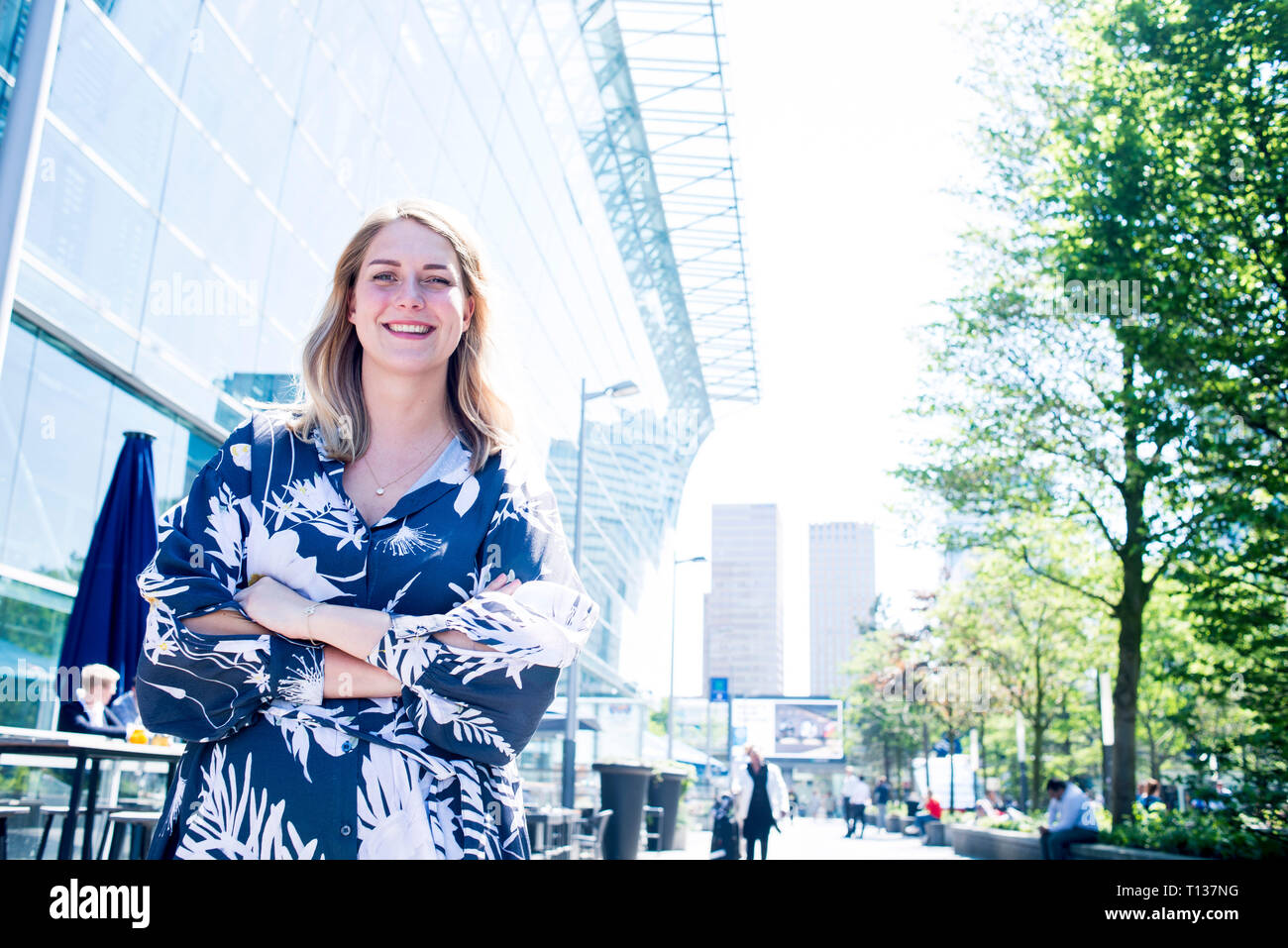 Un giovane fiducioso business donna si erge al di fuori in un business park di Amsterdam Foto Stock