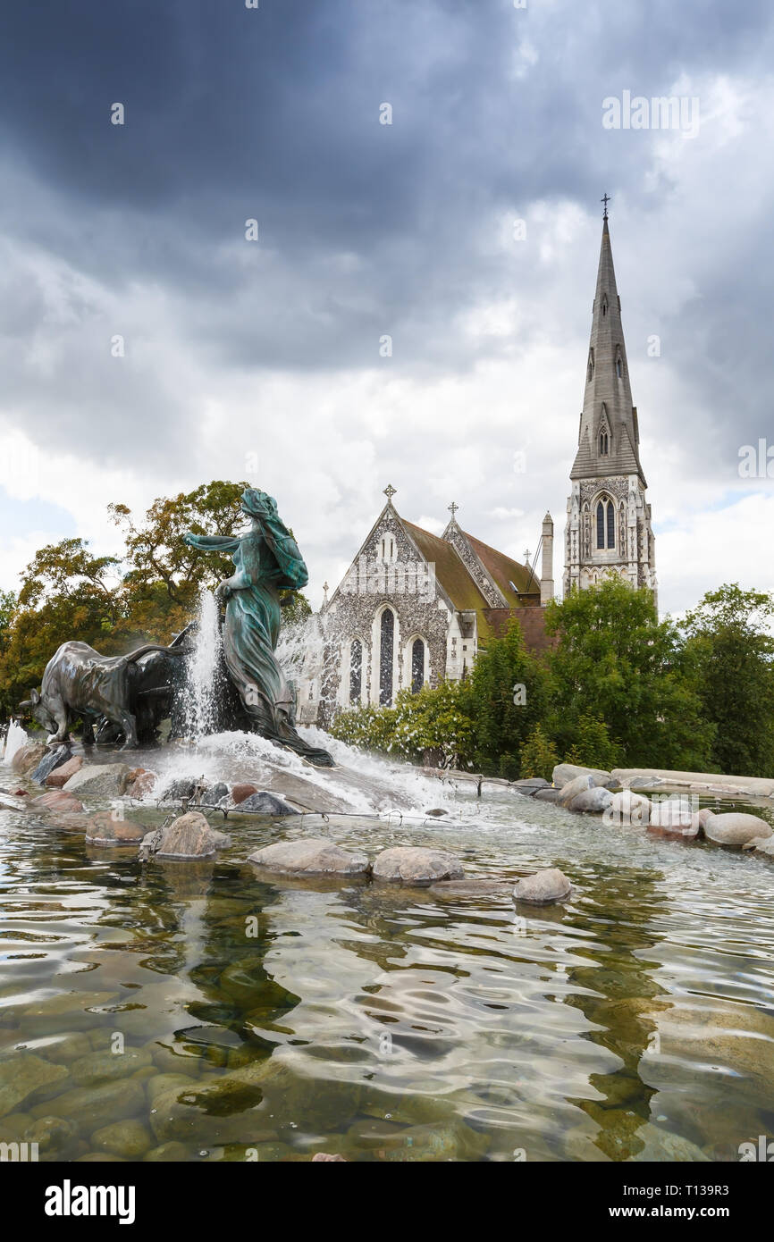 San Alban la chiesa e la Fontana Gefion, che è la dea della fertilità in mitologia di norvegesi di Copenhagen, Danimarca. Foto Stock