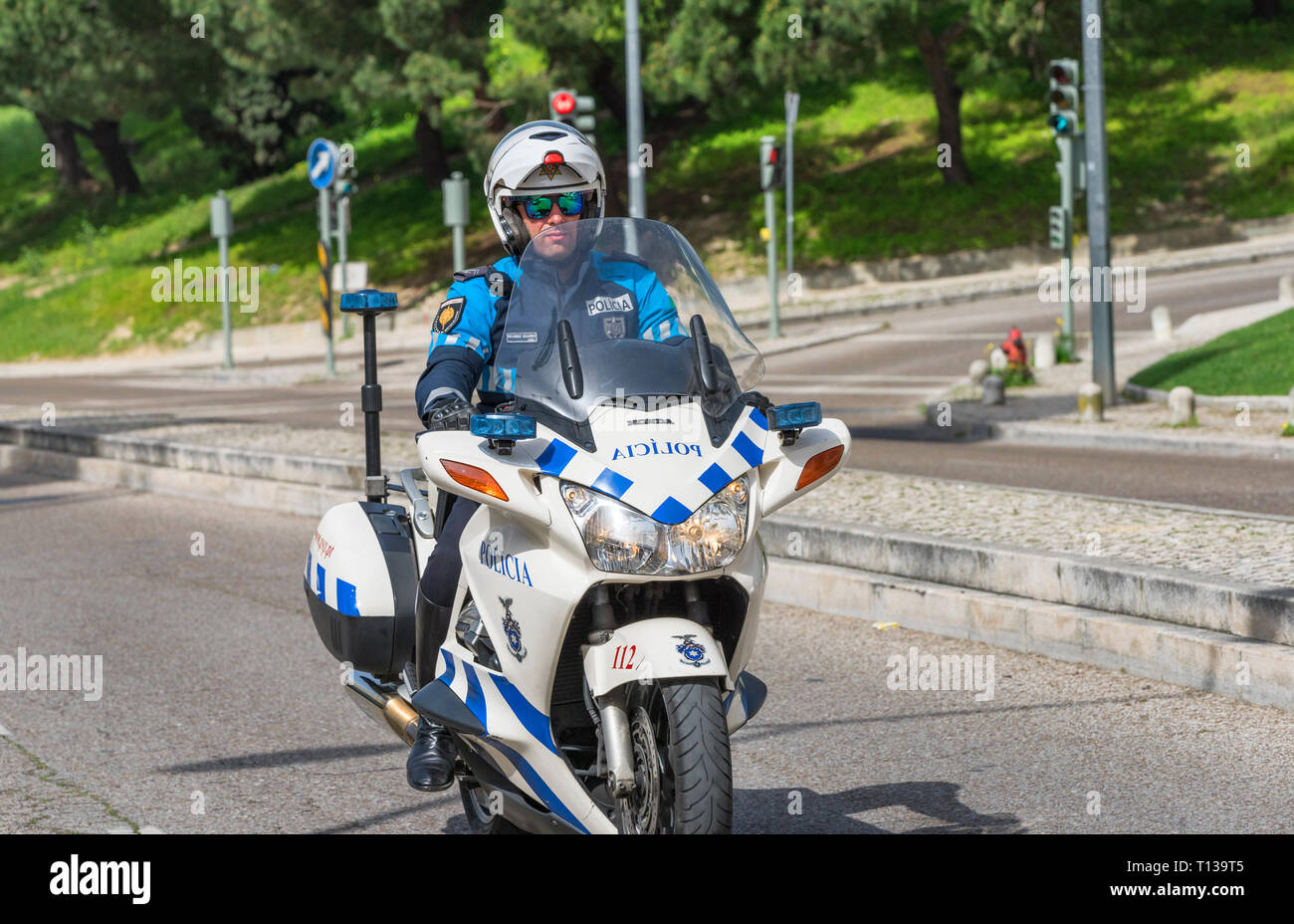 Polizia per le biciclette presso le strade della città. Lisboa, Portogallo Foto Stock