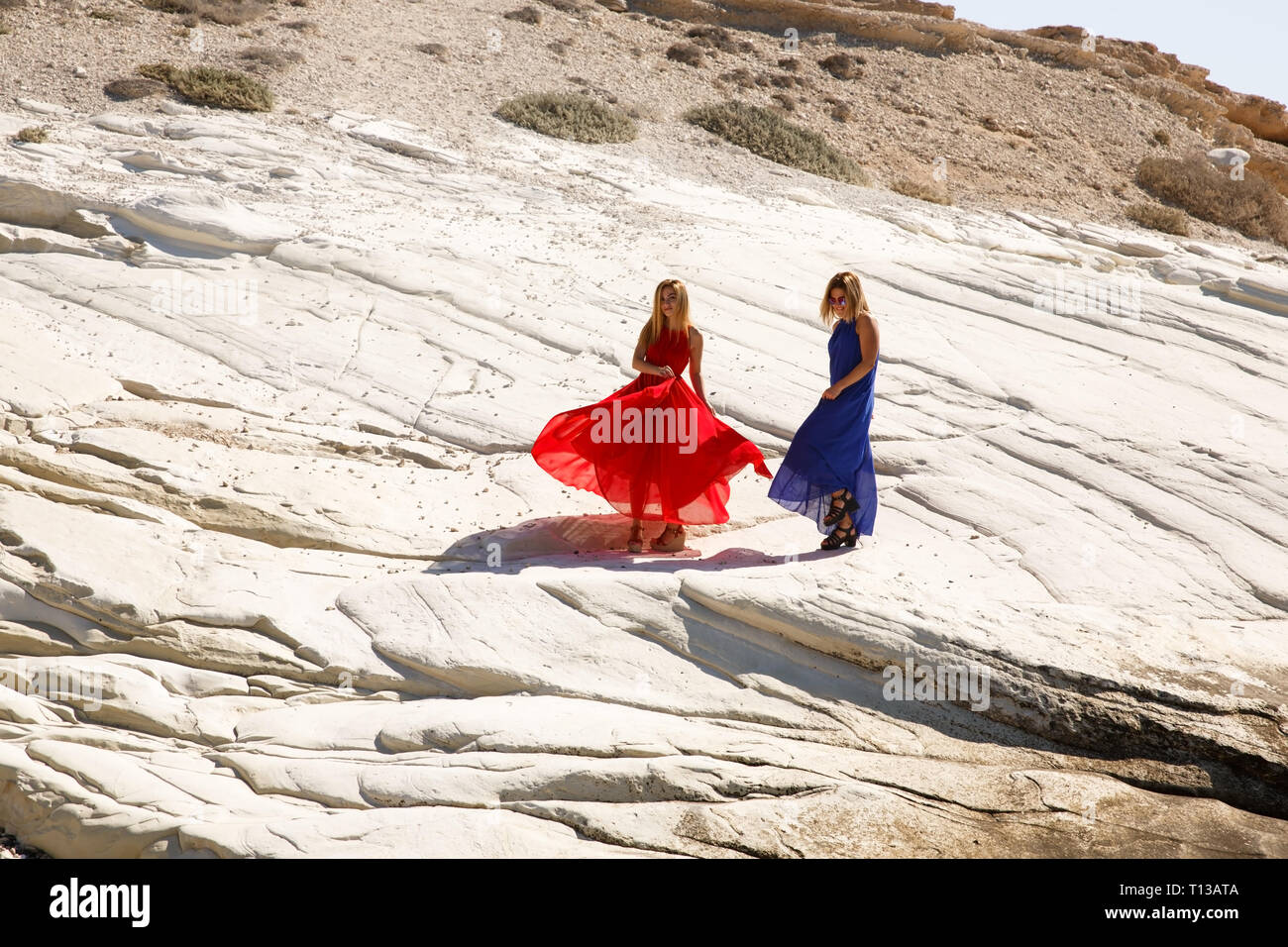 La Bionda delle donne in abiti lunghi sulla roccia bianca a Cipro. Foto Stock