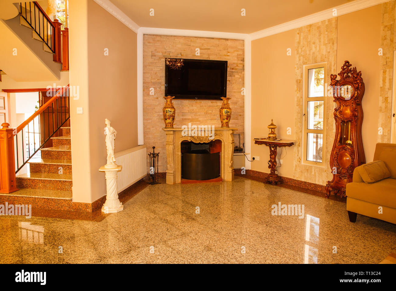 Marrone e beige stanza vivente con un design lussuoso. Foto Stock