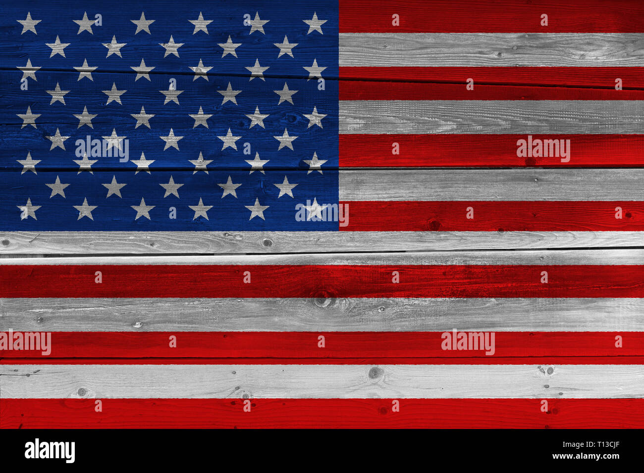Stati Uniti d'America bandiera dipinta sul vecchio asse di legno. Sfondo patriottico. Bandiera nazionale degli Stati Uniti d'America Foto Stock