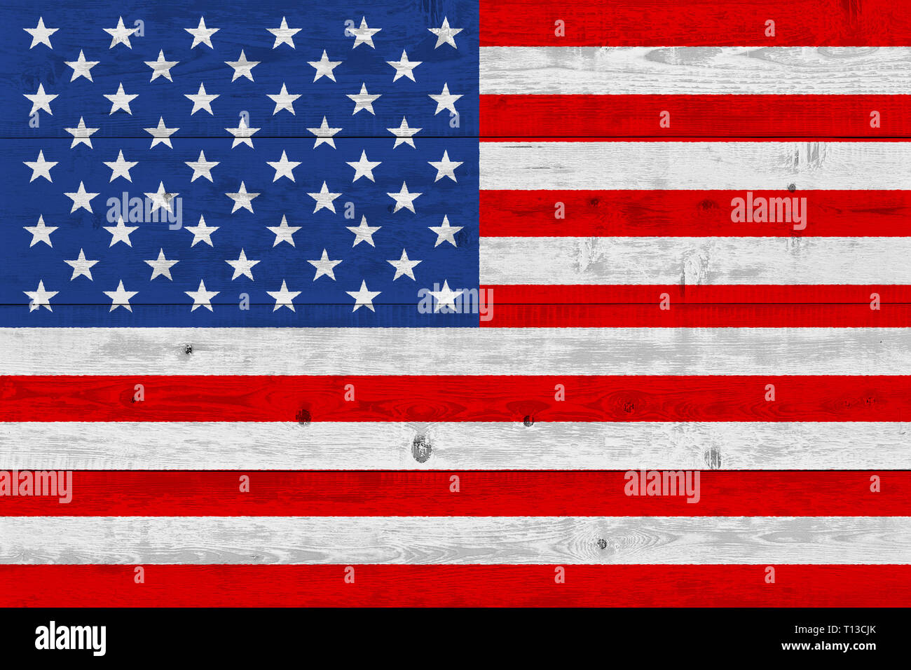 Stati Uniti d'America bandiera dipinta sul vecchio asse di legno. Sfondo patriottico. Bandiera nazionale degli Stati Uniti d'America Foto Stock