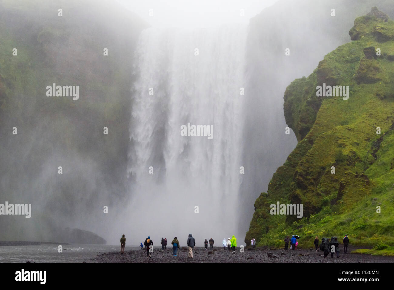 I turisti alla cascata Siljalandsfoss, Islanda Foto Stock
