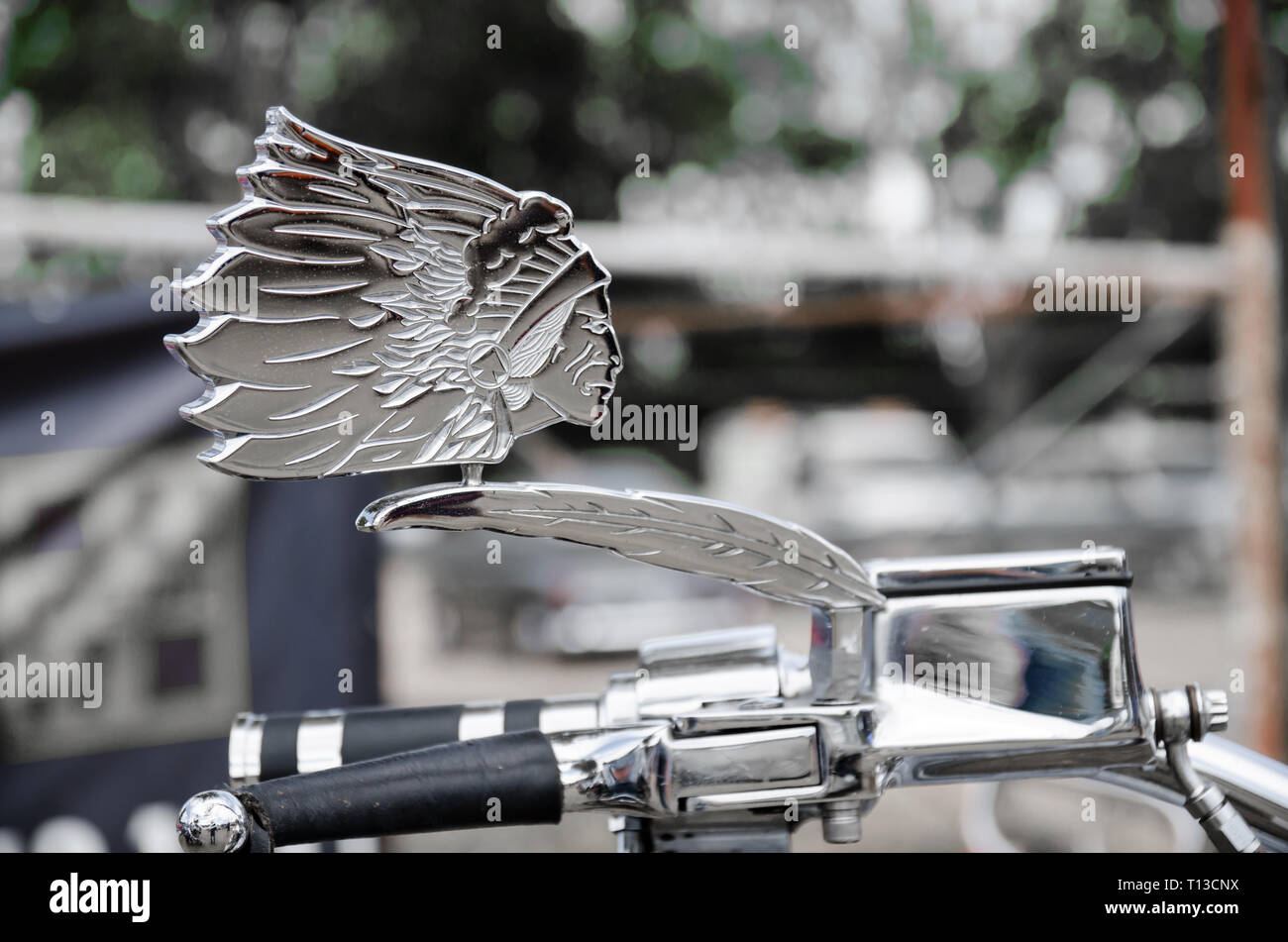 Retro dello specchietto laterale su un 2003 Indian Chief Roadmaster ciclo del motore. Foto Stock