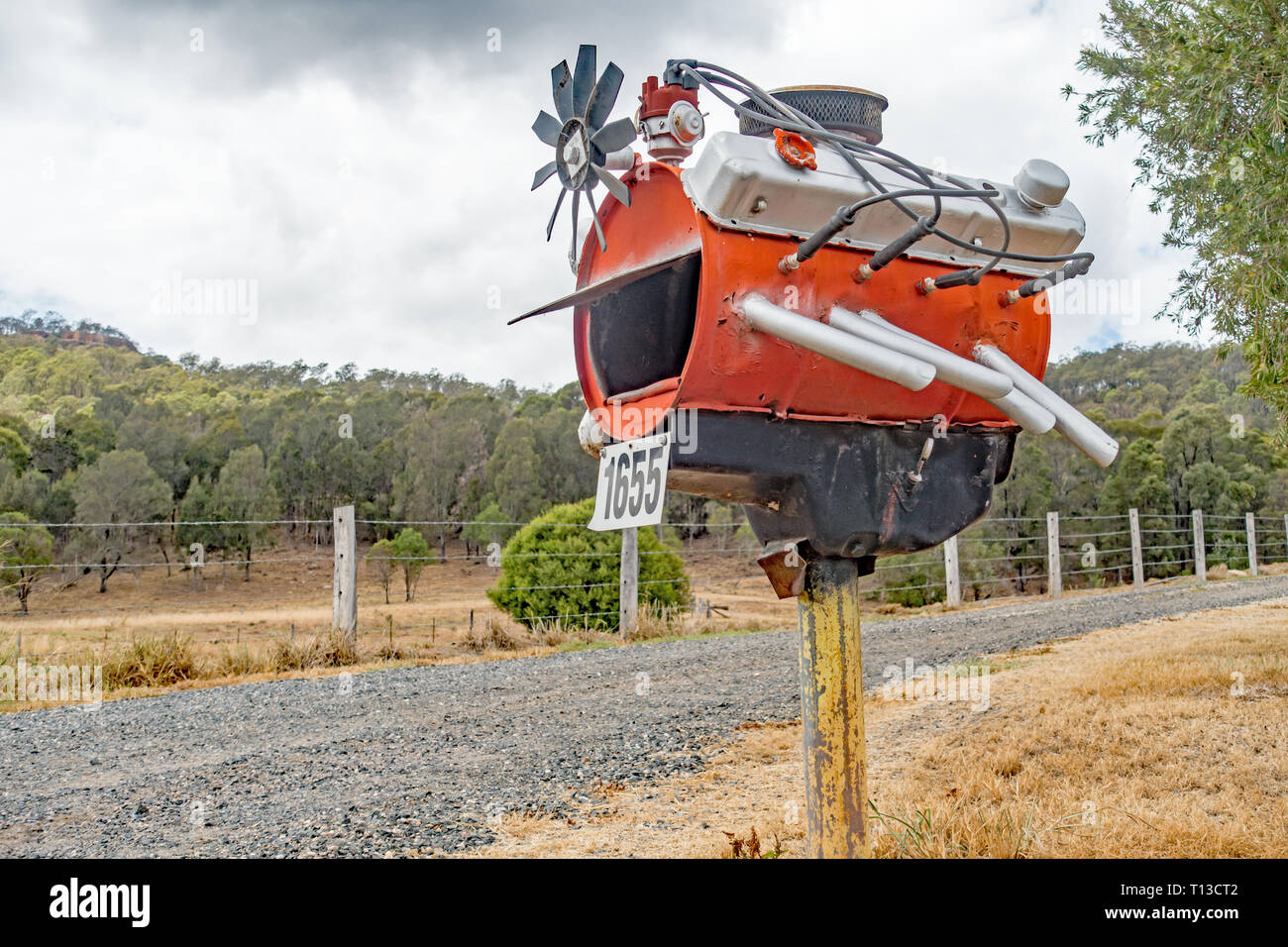 Strada Casella posta nello stile di un tamburo di petrolio come un motore V8. Sud del Queensland in Australia. Foto Stock