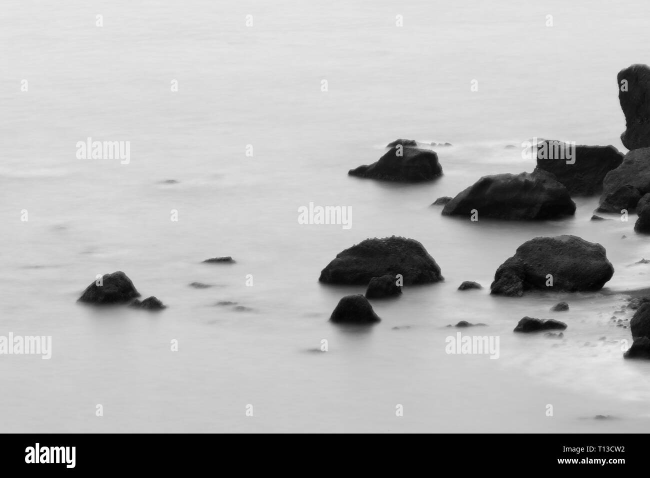 Rocce nell'oceano, Vik, Islanda Foto Stock