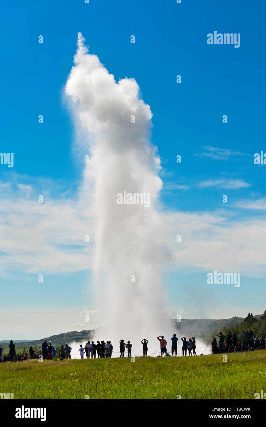 I turisti la visione di Geysir, Islanda Foto Stock