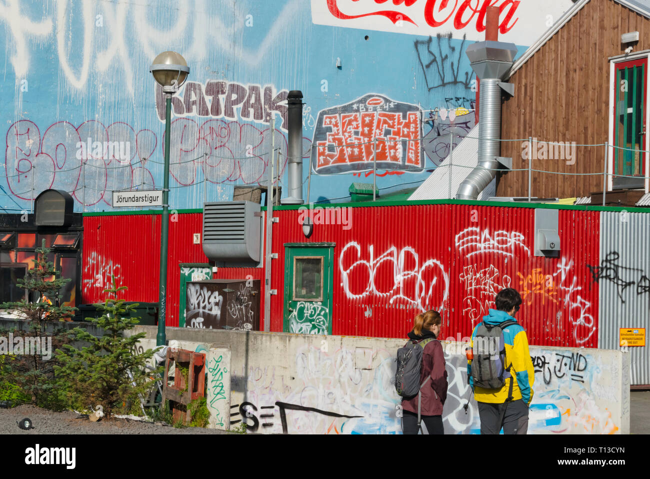 Dipinto luminosamente case nel centro della città di Reykjavik, Islanda Foto Stock