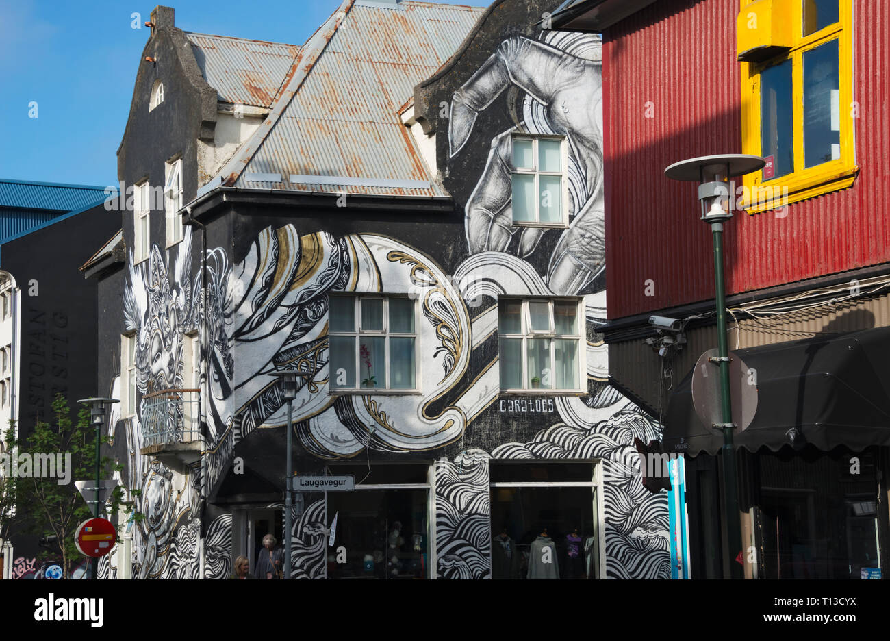 Vecchia casa dipinte con murales nel centro della città di Reykjavik, Islanda Foto Stock