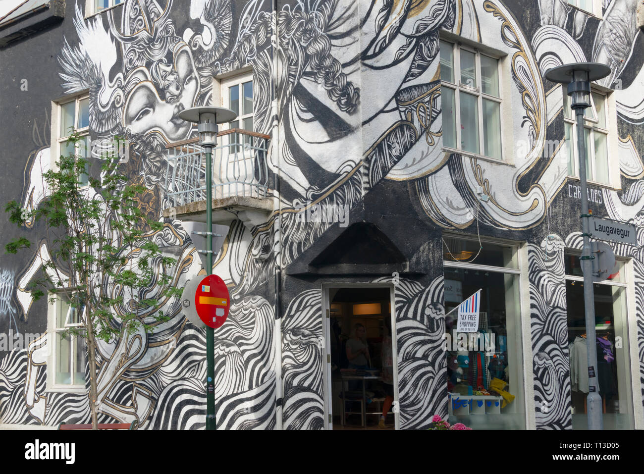 Vecchia casa dipinte con murales nel centro della città di Reykjavik, Islanda Foto Stock