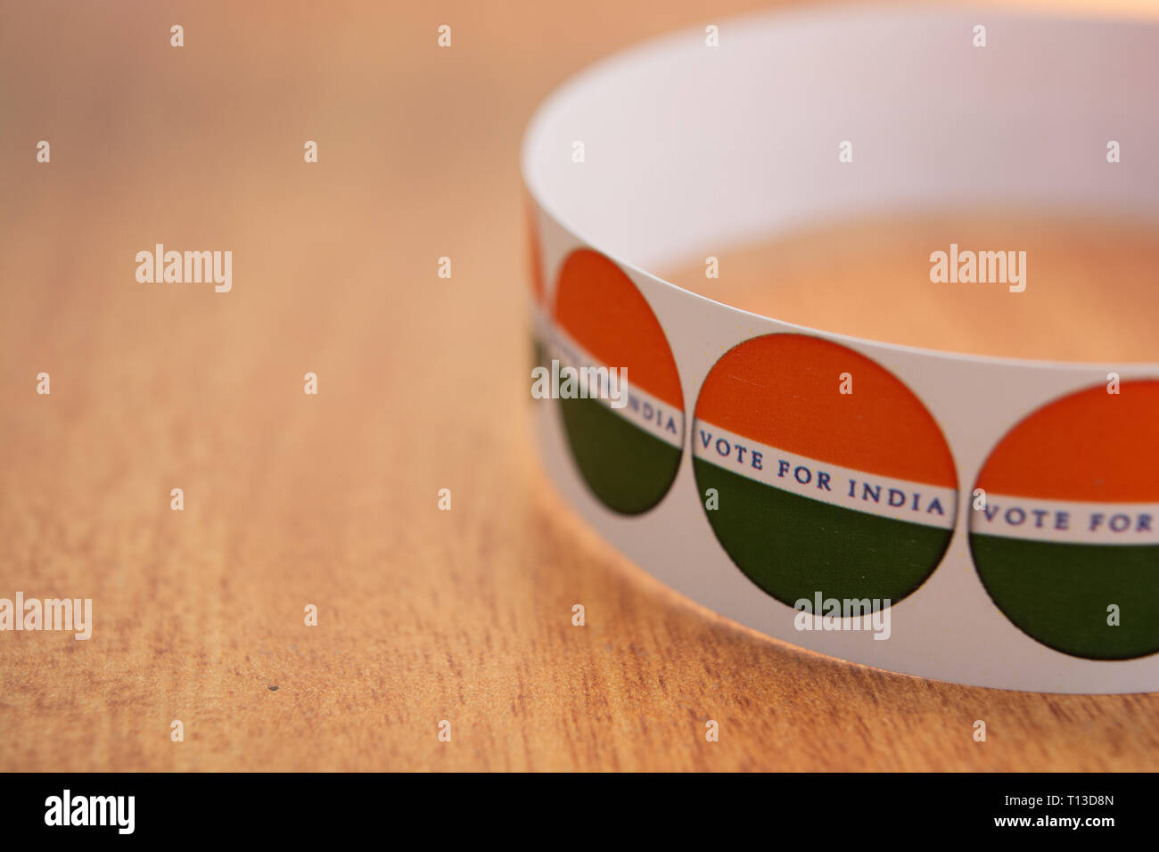 Concetto di elezioni indiane, adesivi indicanti votare per India migliore sul tavolo Foto Stock