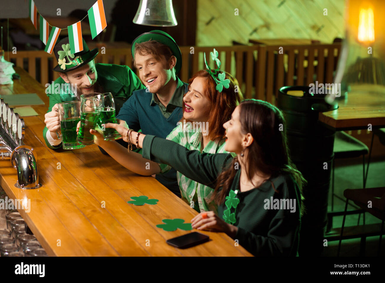 Compagnia di buoni amici e celebrando.st patricks giorno nel pub irlandese Foto Stock