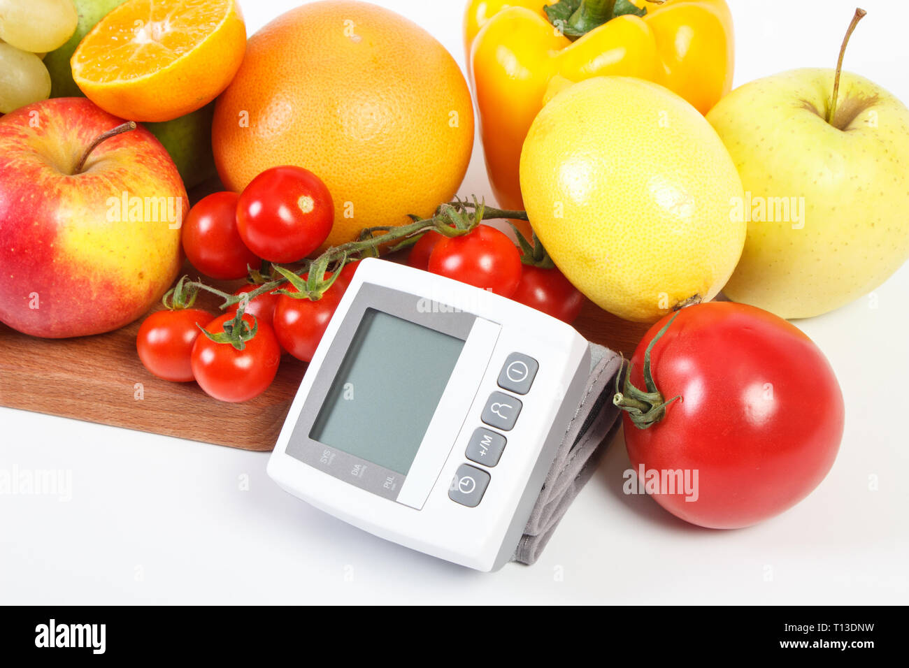 Monitor della pressione del sangue e di frutta fresca con verdure, uno stile di vita sano e la prevenzione dell'ipertensione concept Foto Stock