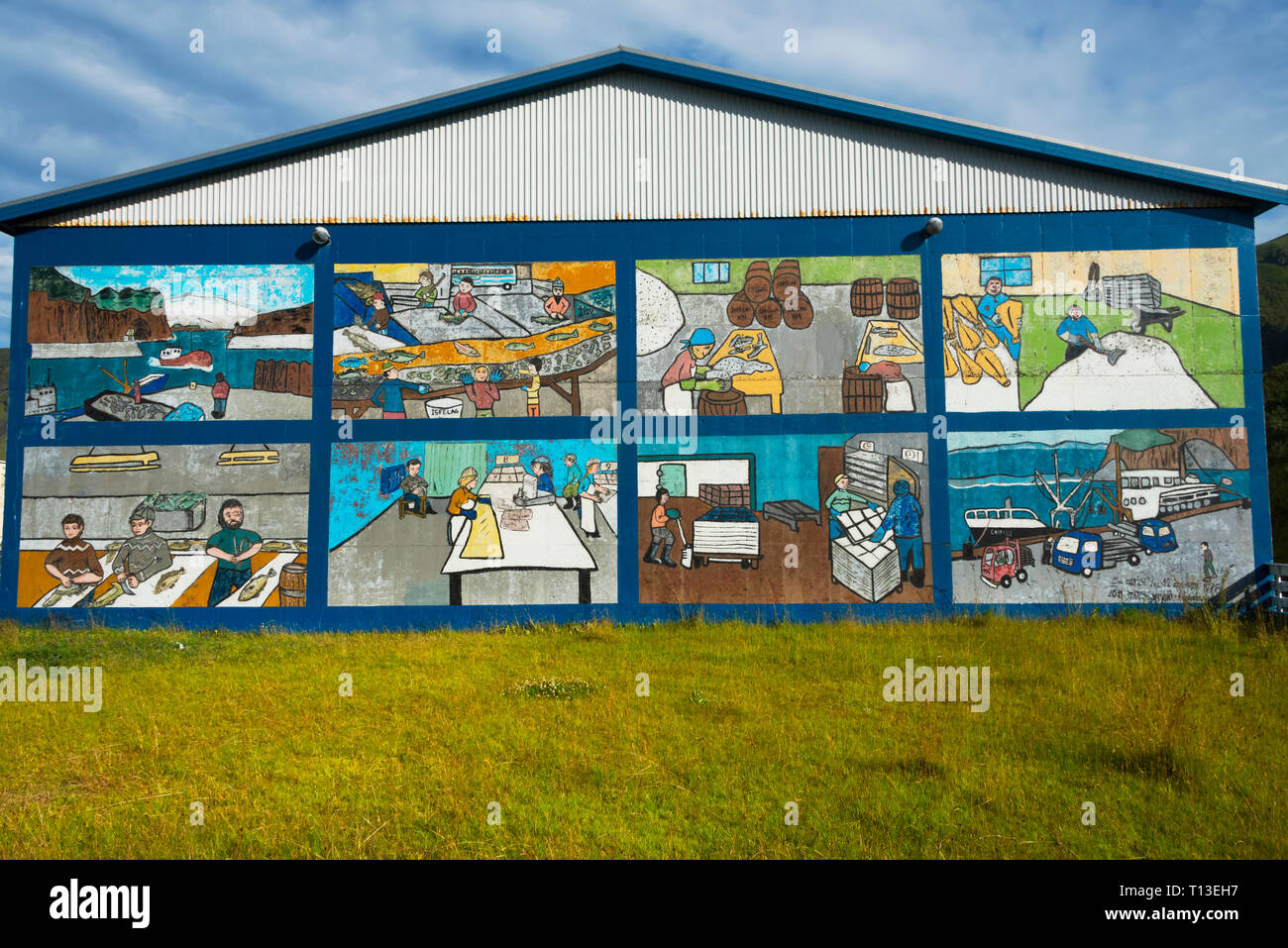 Murale su magazzino, Isola di Heimaey, Isole Westman (Vestmannaeyjar), Islanda Foto Stock