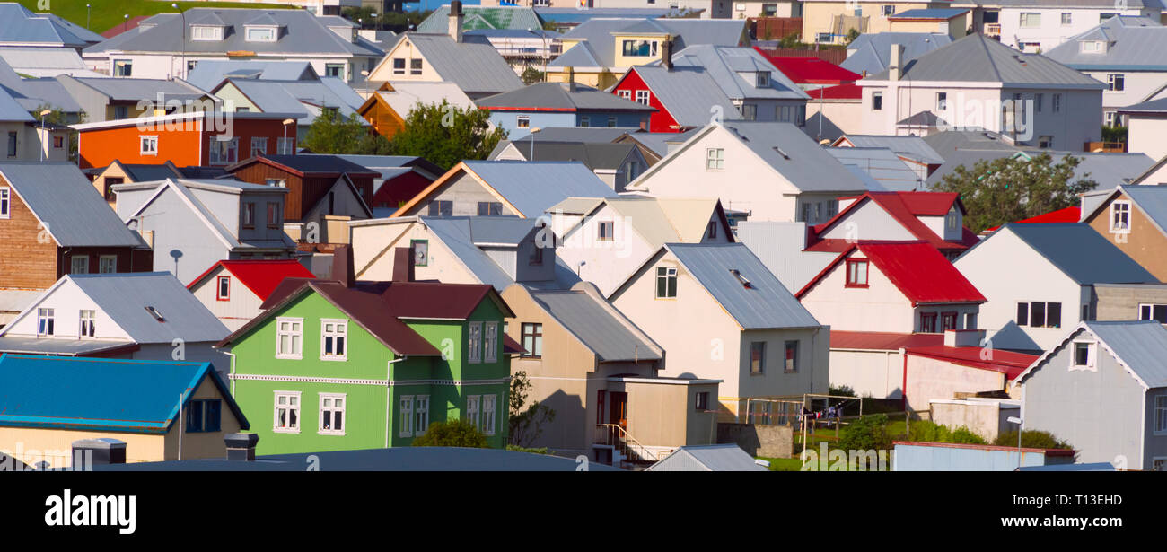 Case colorate sulla Isola di Heimaey, Isole Westman (Vestmannaeyjar), Islanda Foto Stock