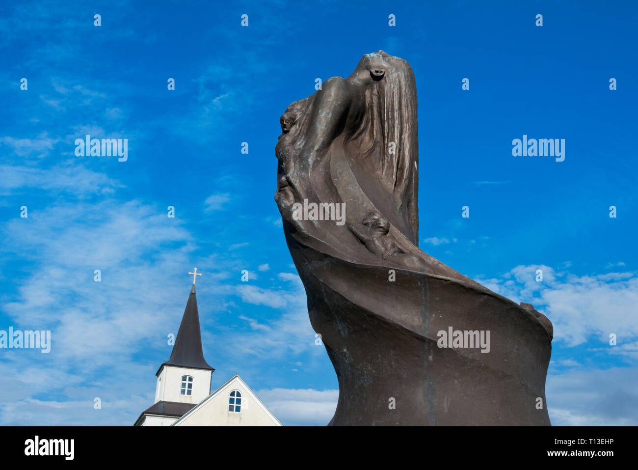 Scultura fatta di pietra lavica e chiesa sull Isola di Heimaey, Isole Westman (Vestmannaeyjar), Islanda Foto Stock