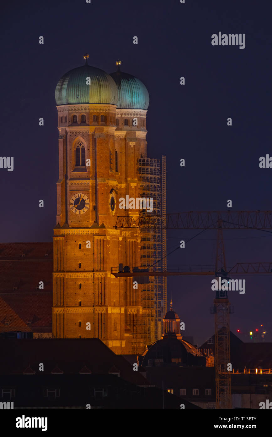 Monaco di Notte con la famosa cattedrale di torri della chiesa Frauenkirche chiamato, viaggio in Baviera Foto Stock