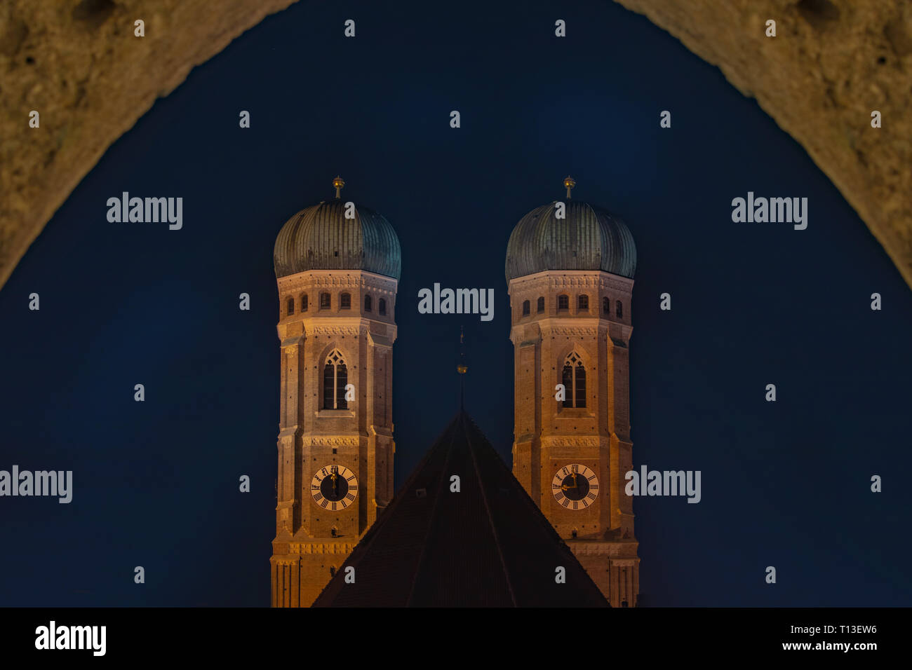 Monaco di Notte con la famosa cattedrale di torri della chiesa Frauenkirche chiamato, viaggio in Baviera Foto Stock