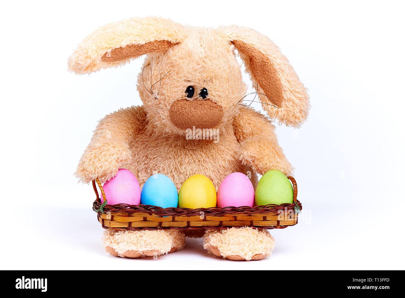 Morbide ripiene coniglio con luminosi colorati dipinti uova. Foto Stock