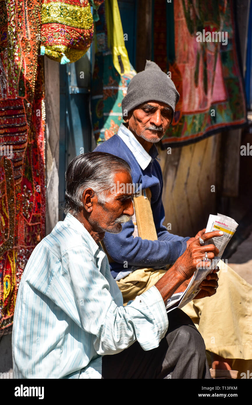 Lettori di giornali, Fort Road, Jodhpur, Rajasthan, India Foto Stock