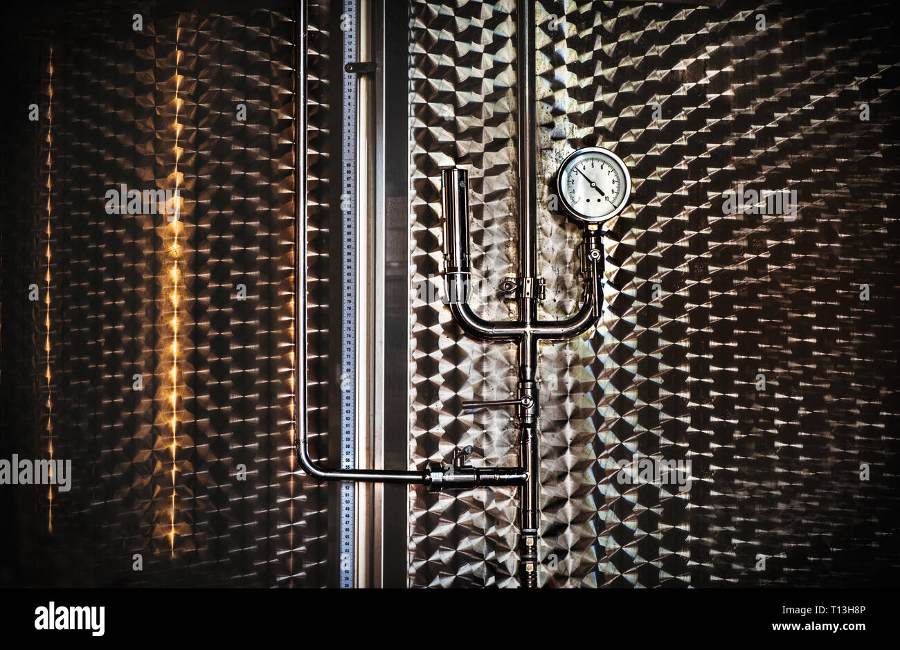 Manometro pressione tubo tubo silo di sfondo steampunk cantina di texture Foto Stock