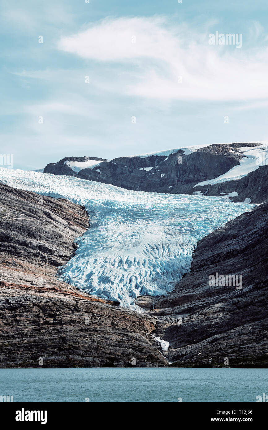 Engabreen Outlet Glacier paesaggio di Svartisen calotta di ghiaccio nel Saltfjellet–Svartisen National Park Meloy Nordland Norvegia Foto Stock