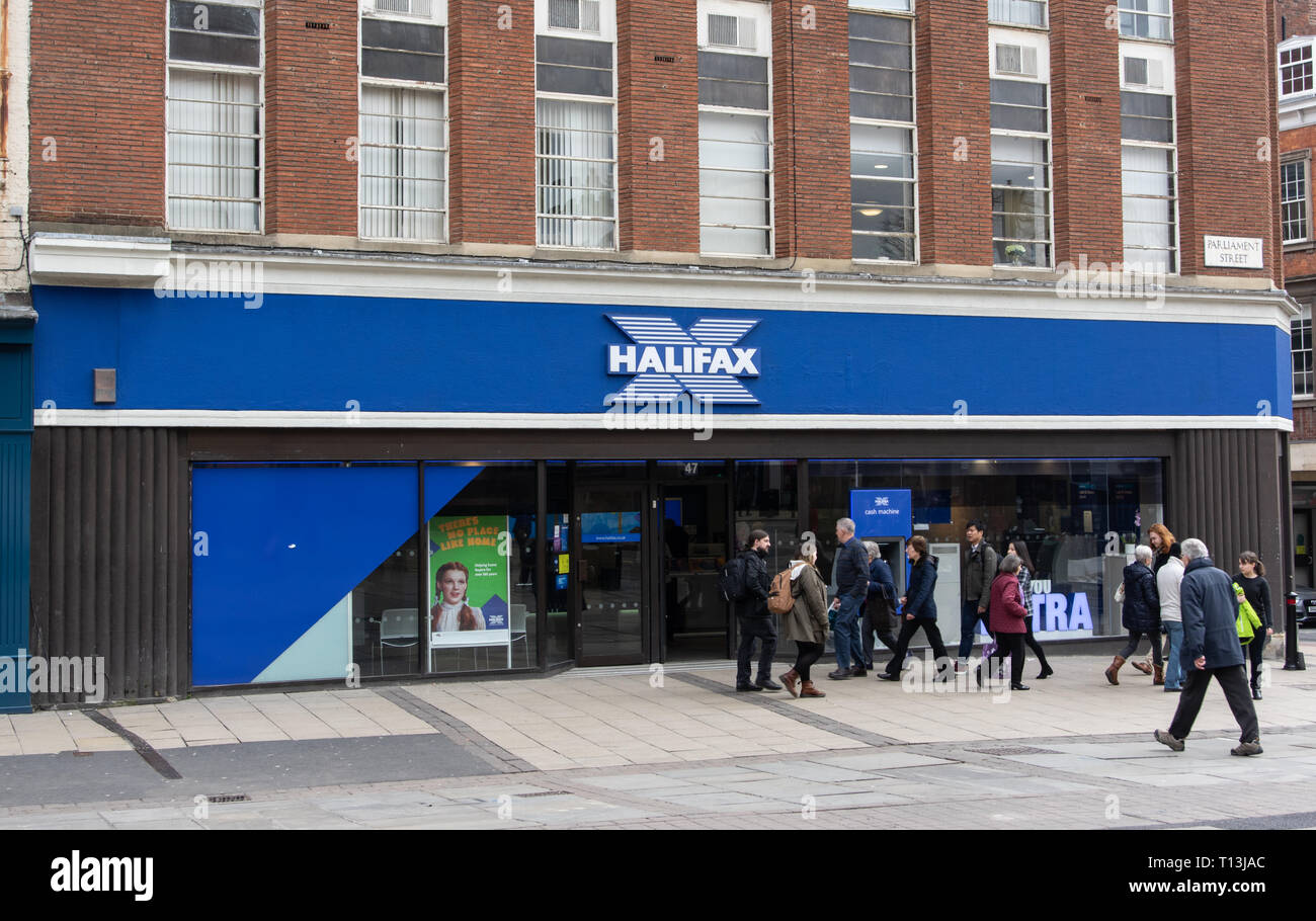 High street frontage banche e negozi Foto Stock