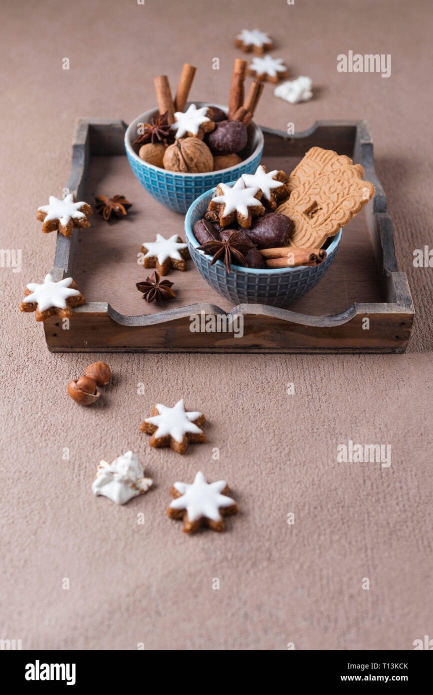 Biscotti di Natale, dadi e spezie Foto Stock