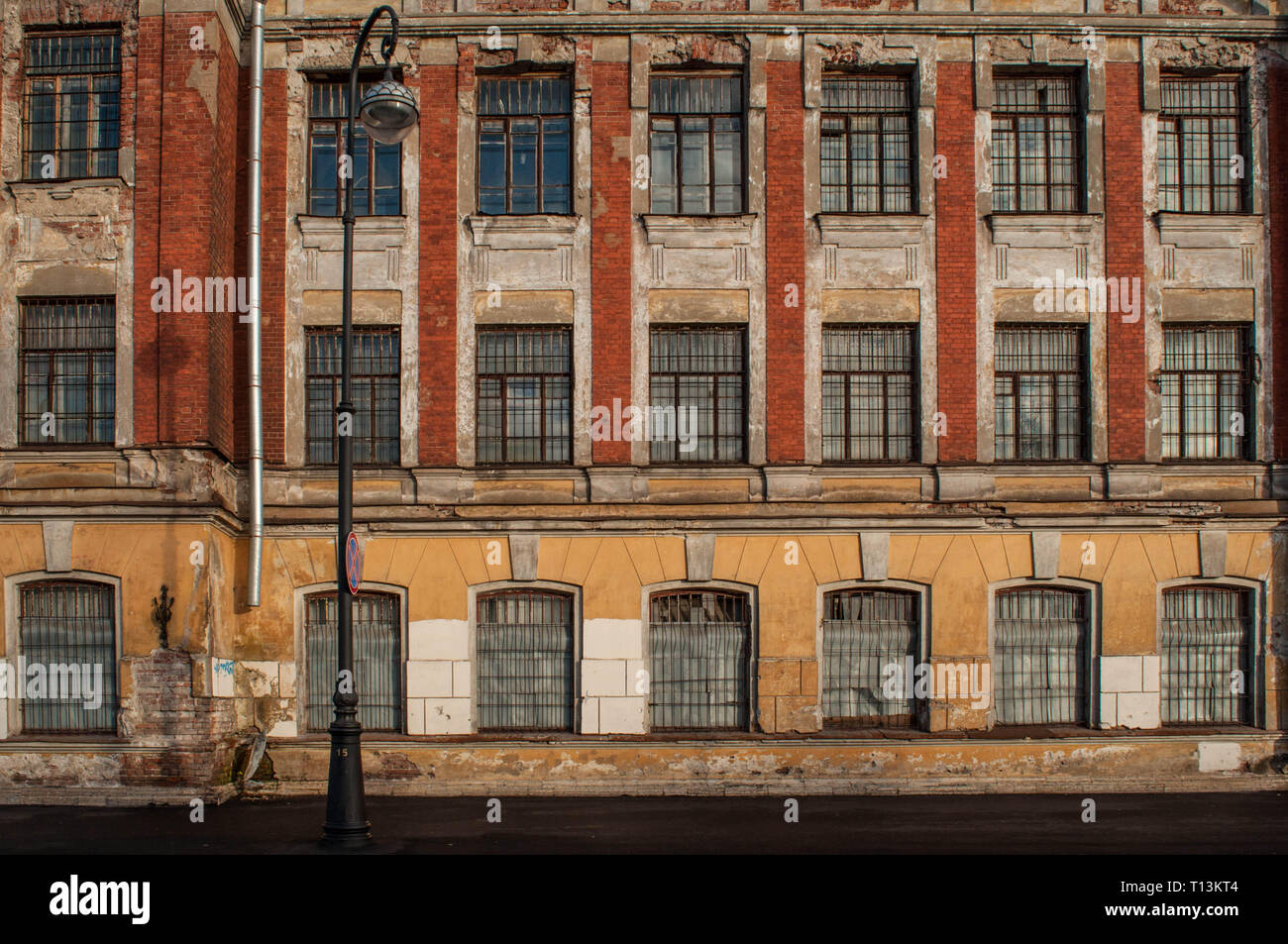 Molti pari windows della fabbrica Foto Stock
