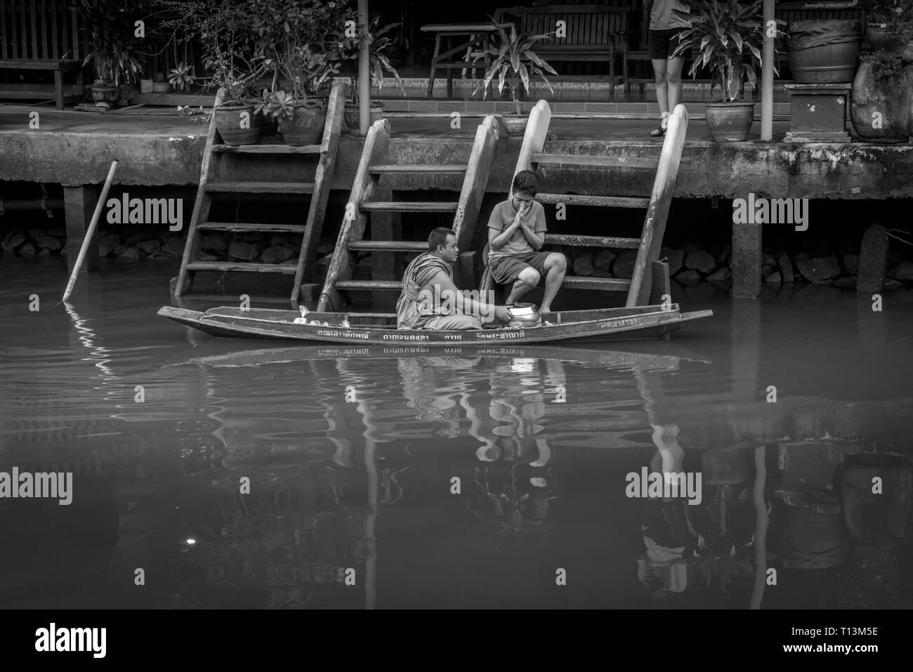 Amphawa, Thailandia. Ottobre 25, 2015. Monaco la ricezione di mattina Alms in Amphawa da un adoratore. Foto Stock