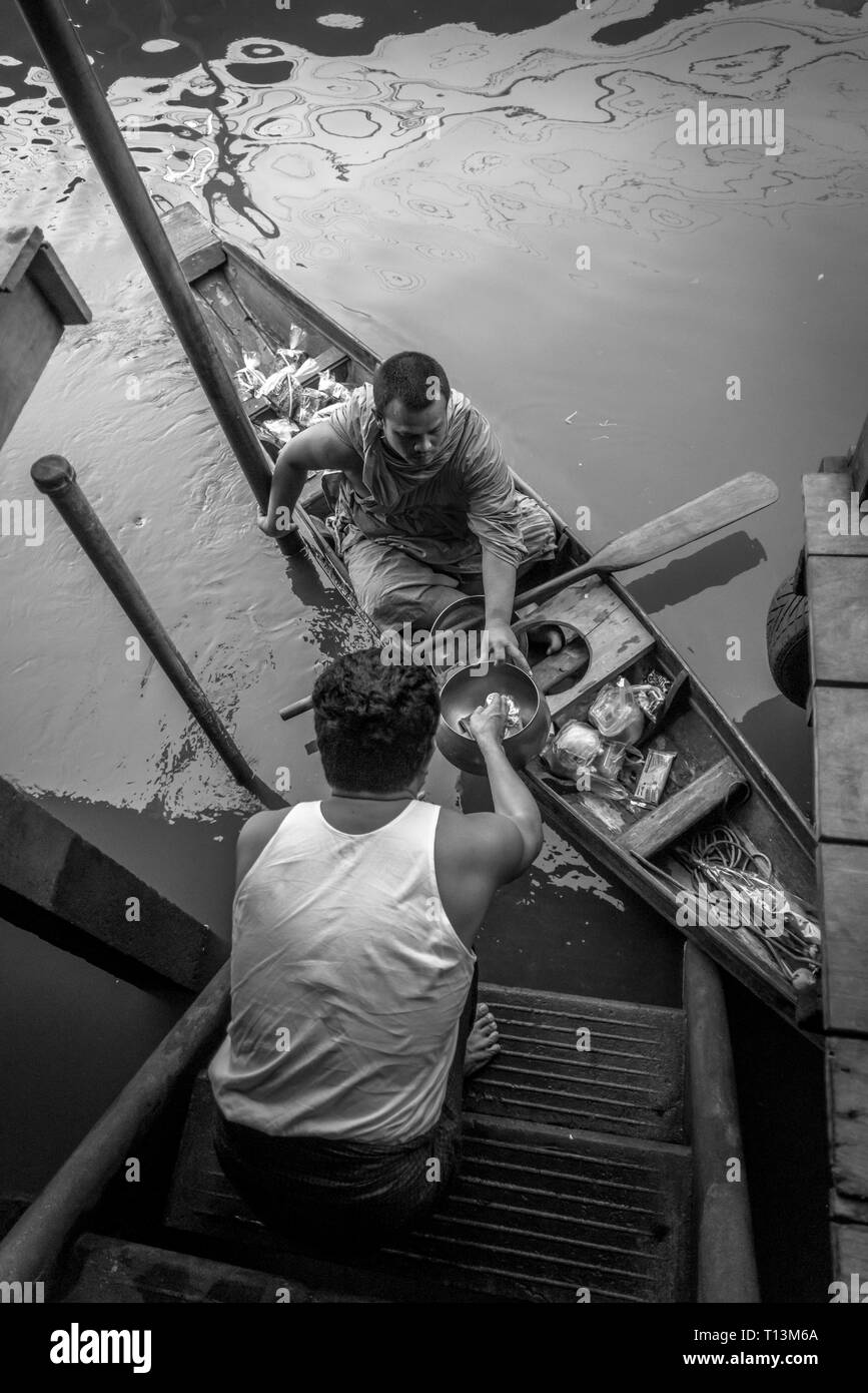 Amphawa, Thailandia. Ottobre 25, 2015. Monaco la ricezione di mattina Alms in Amphawa da un adoratore. Foto Stock