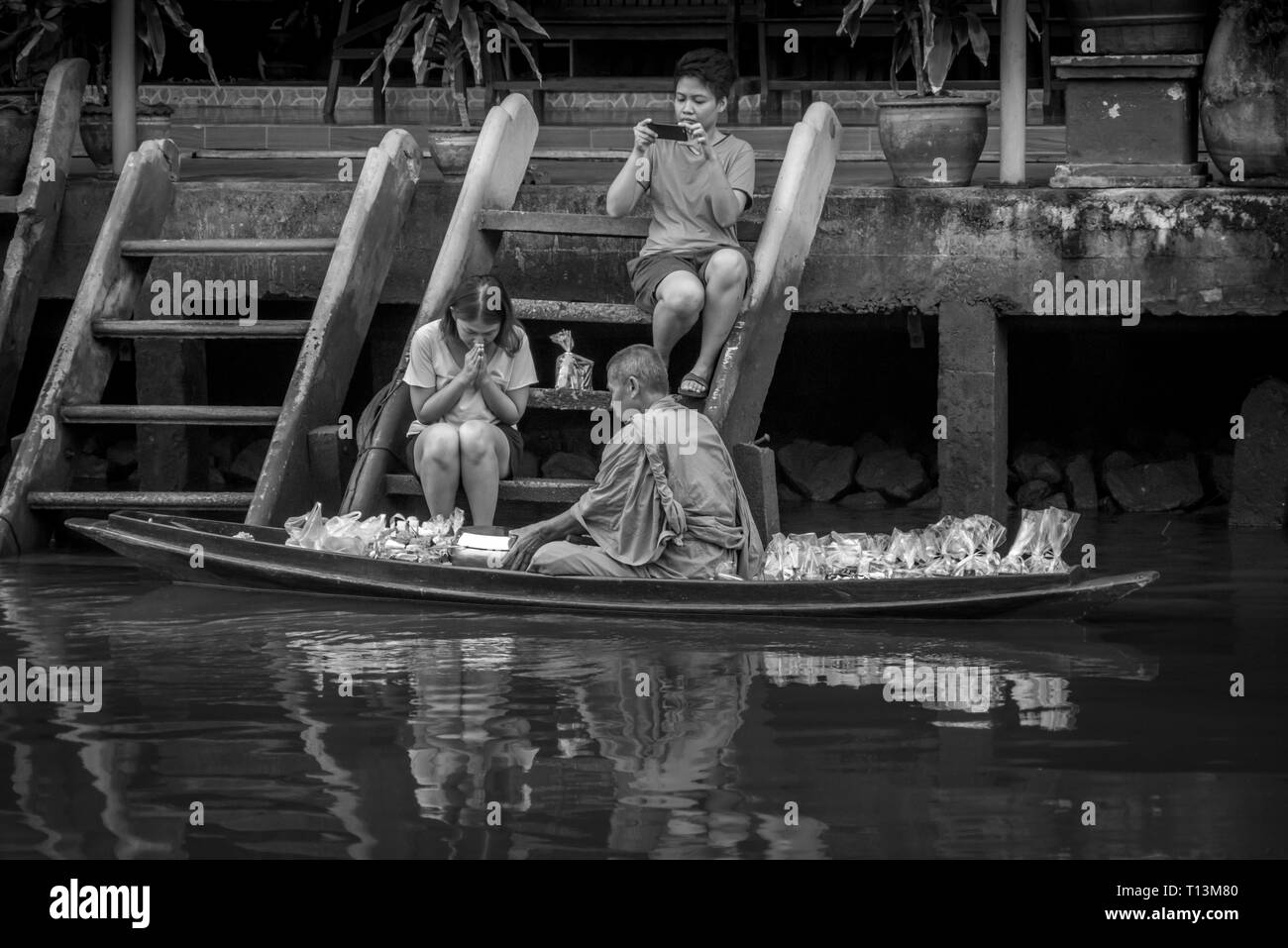 Amphawa, Thailandia. Ottobre 25, 2015. Monaco la ricezione di mattina Alms in Amphawa da un adoratore. Foto Stock